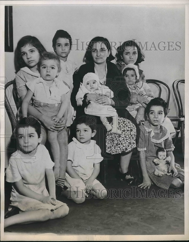 1937 Mrs. Fernando Beck and her children Alvpine, Henriette, Emma - Historic Images