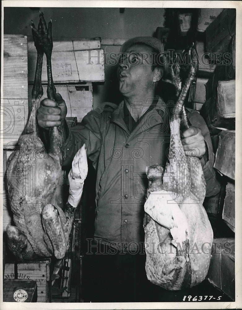 1944 Press Photo Pvt. William Brizoo holding two turkeys - nea71991 - Historic Images