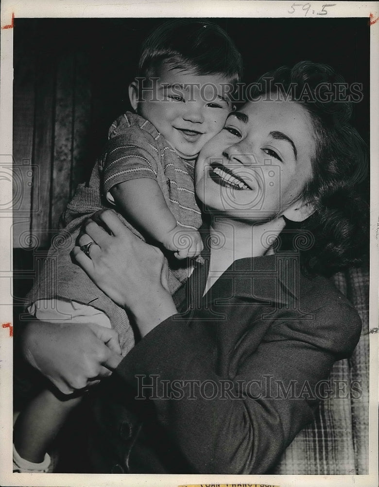 1945 Press Photo Mrs. Laurie Bernstein and her four-month-old son Craig-Historic Images