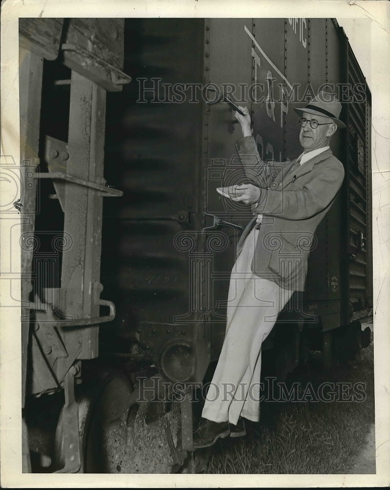 1938 Press Photo Rev. Robert Bill on the side of the train - nea72006-Historic Images