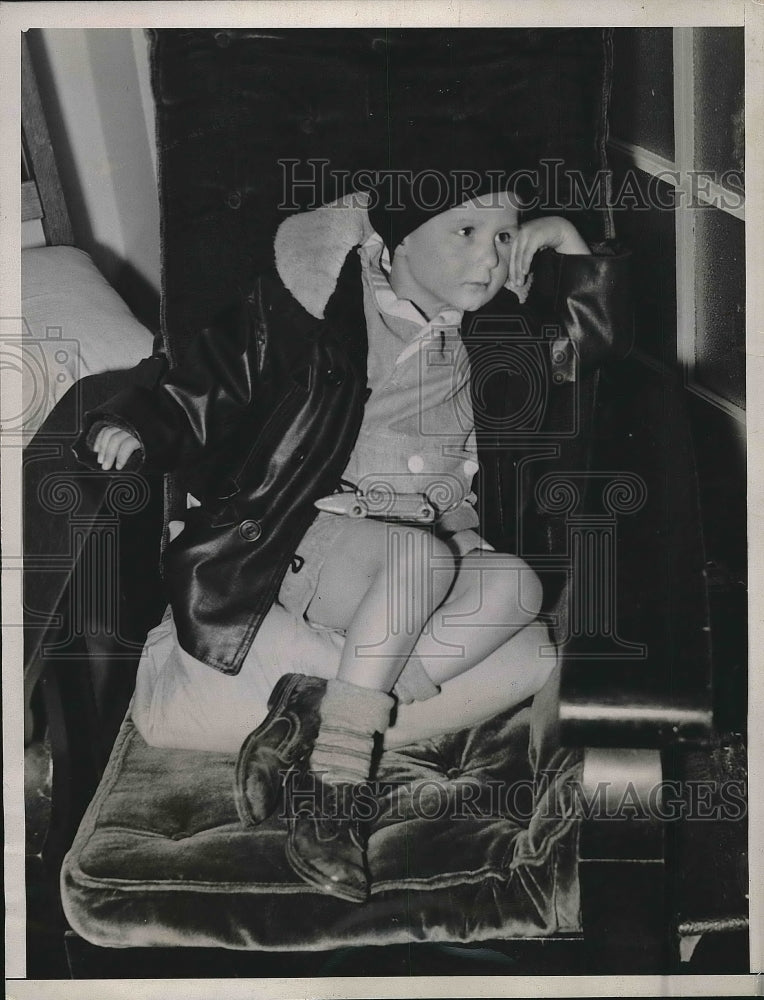 1935 Press Photo Donald after arriving in San Francisco by bus - Historic Images