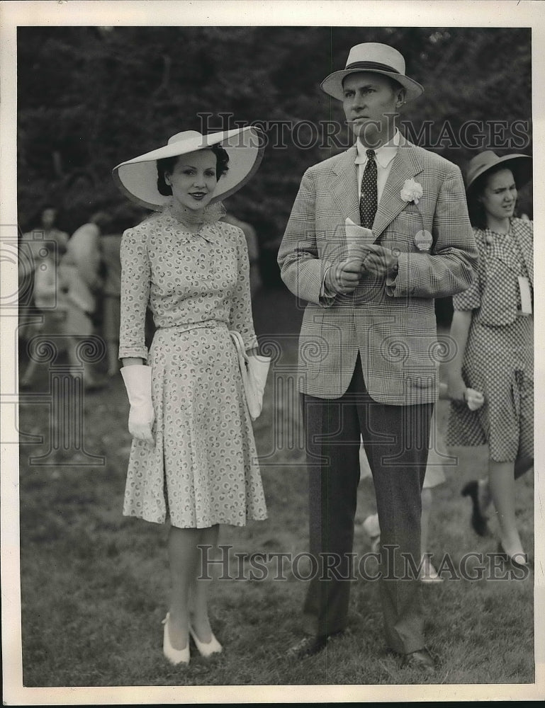 1941 Press Photo Mr &amp; Mrs John H.G. Pell at Races - Historic Images