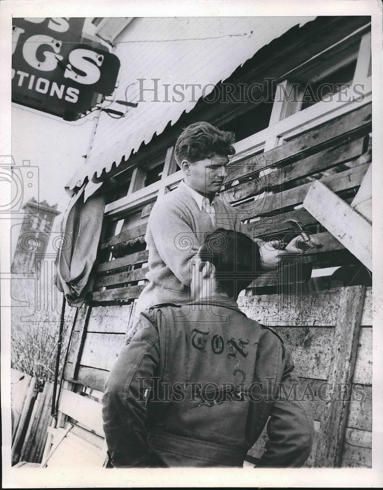 1950 Press Photo Rising Flood Waters in Winnipeg Merchants Boarding Up - Historic Images