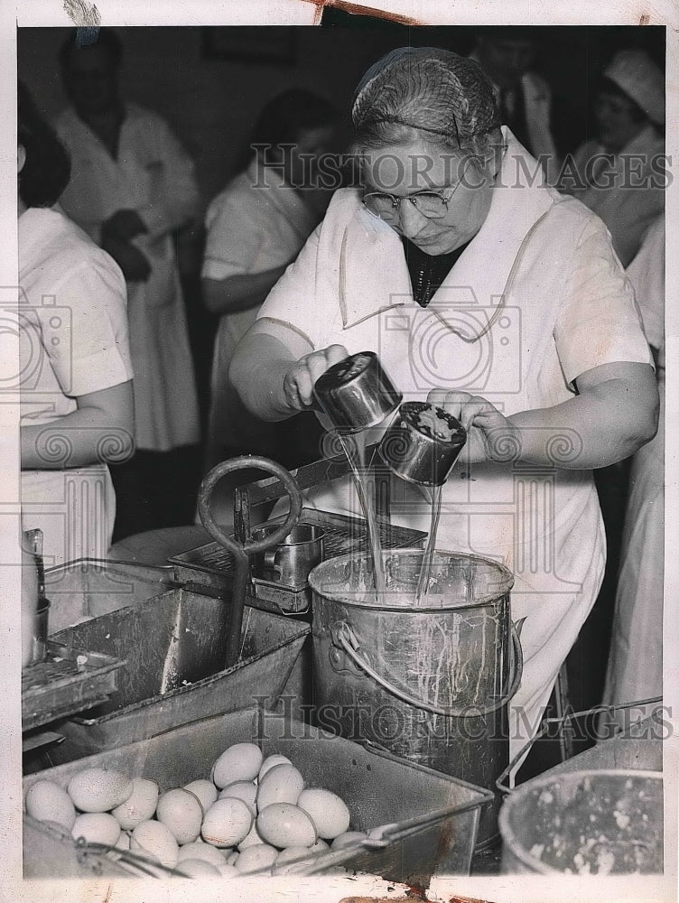 1944 Press Photo Mrs.Anna Lesh, worker of War Manpower Commission in Chicago. - Historic Images