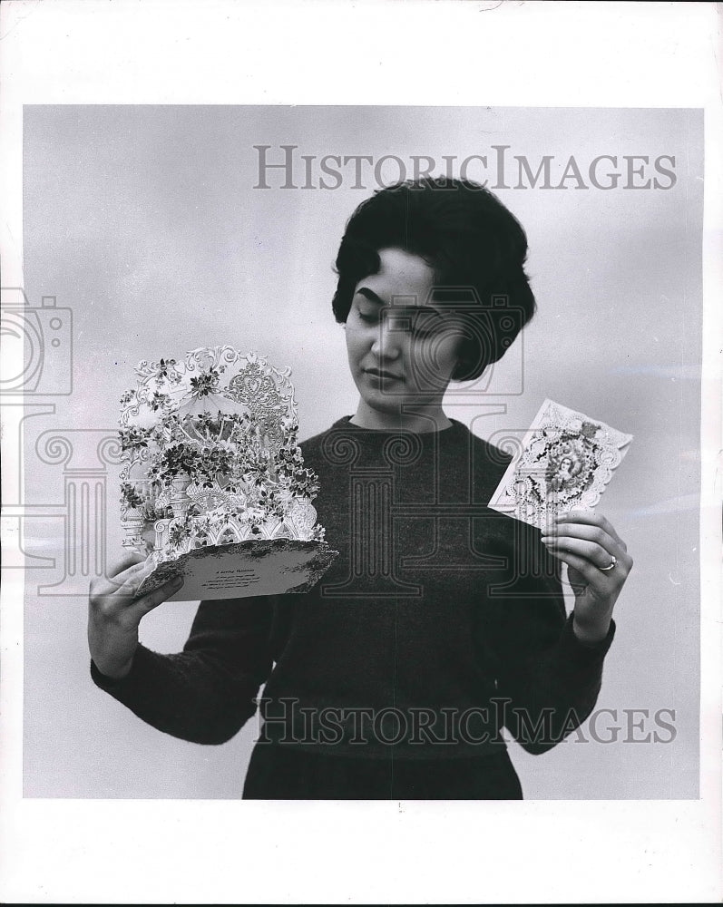 1962 Press Photo Gloria Haurin of American Greetings Corp &amp; Valentine cards-Historic Images