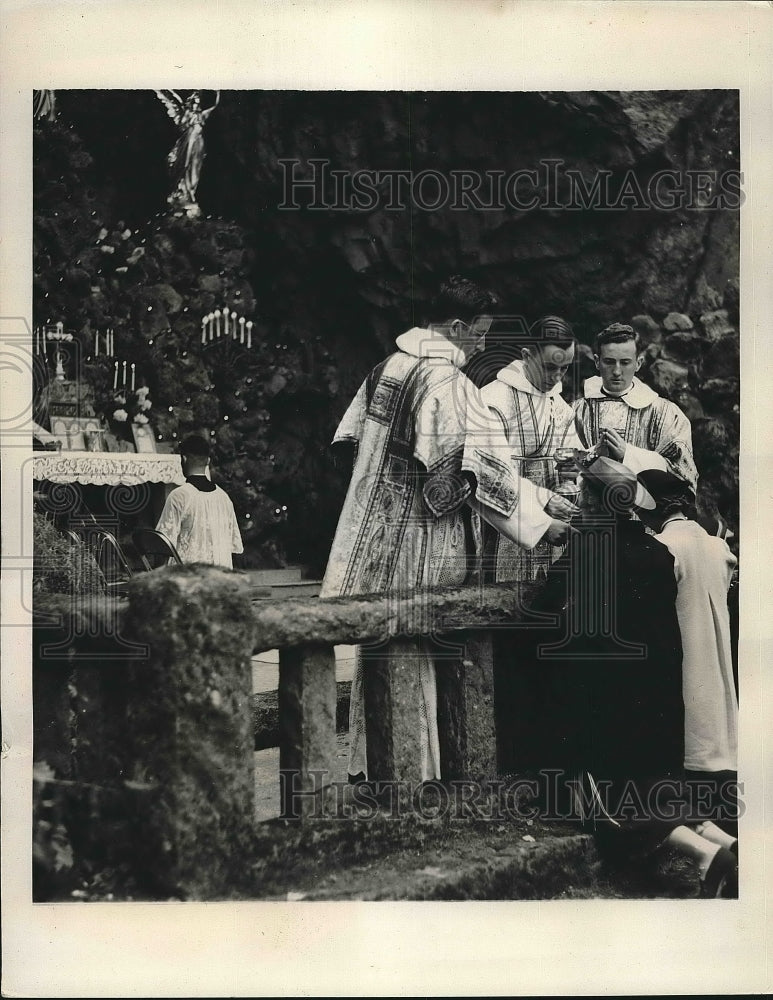 1940 Press Photo Pilgrims receive communion at an altar - nea72066 - Historic Images