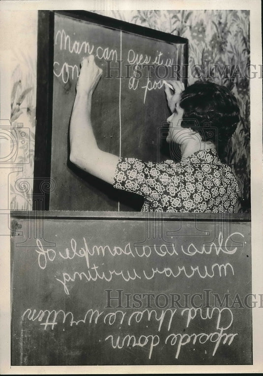 1939 Columbus, Ohio Mrs Ruth Roff, ambidextrous writer  - Historic Images