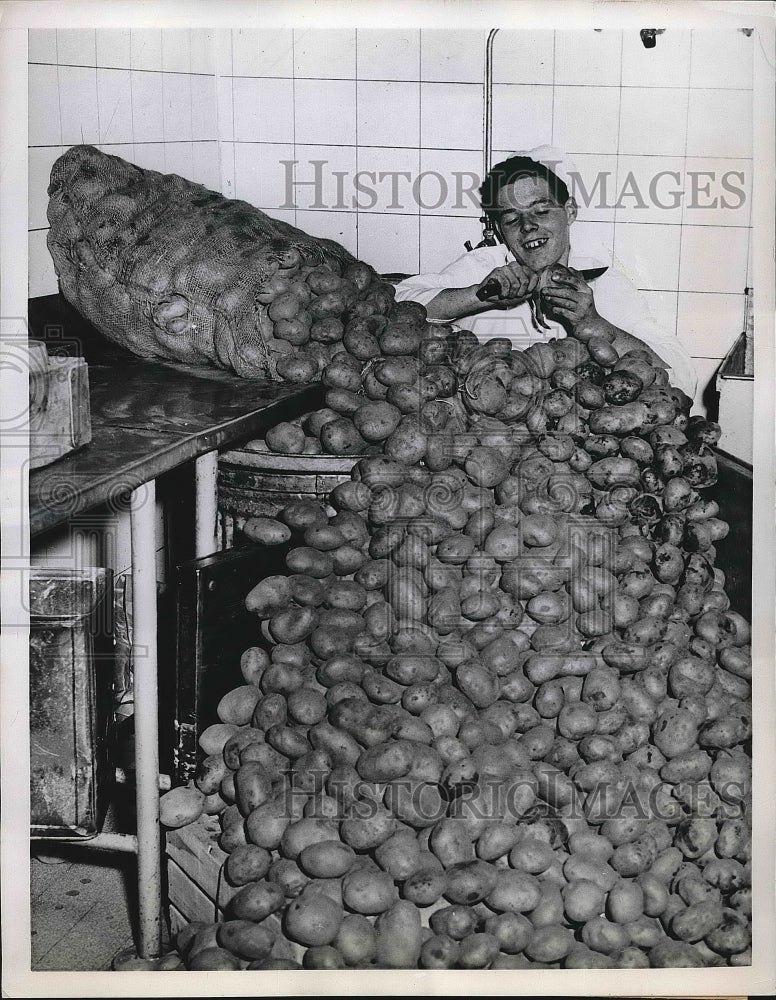 1957 Press Photo Pfc Donald Hansen on KP duty peeling potatos - nea72126 - Historic Images
