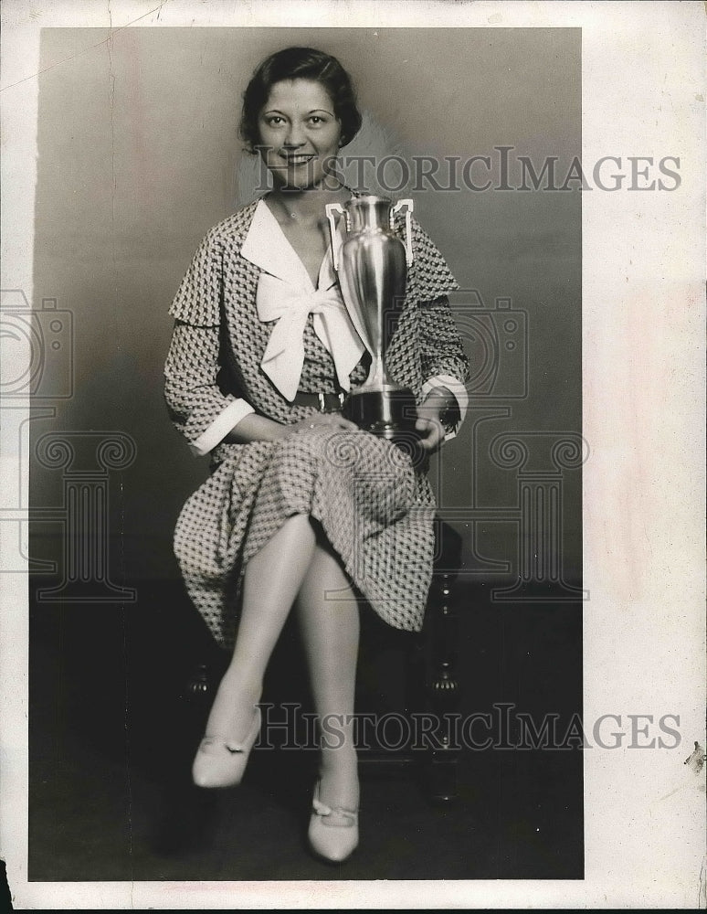 1932 Agnes Smith holding the trophy  - Historic Images