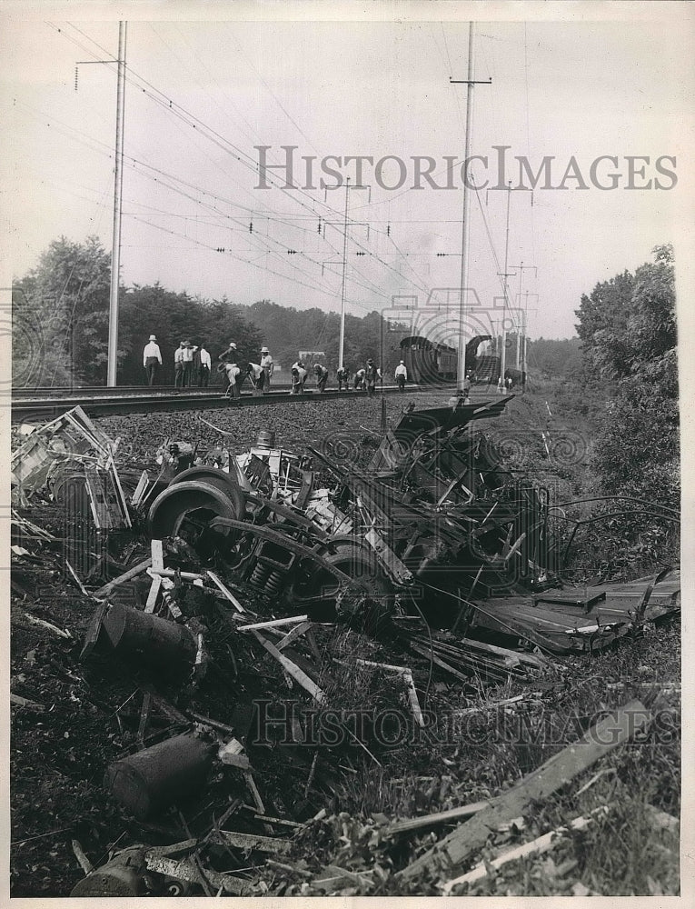 1938 Penn. Railroad stopped after derailment at Lanham  - Historic Images