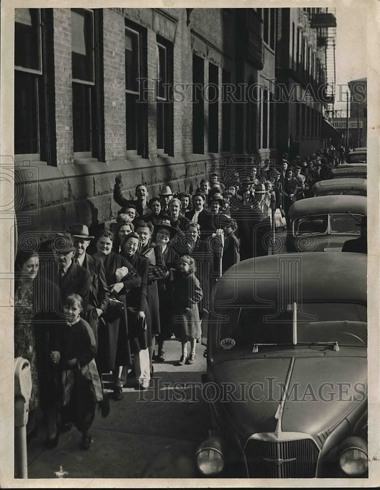 1962 Crowd outside of A & P supermarkets  - Historic Images
