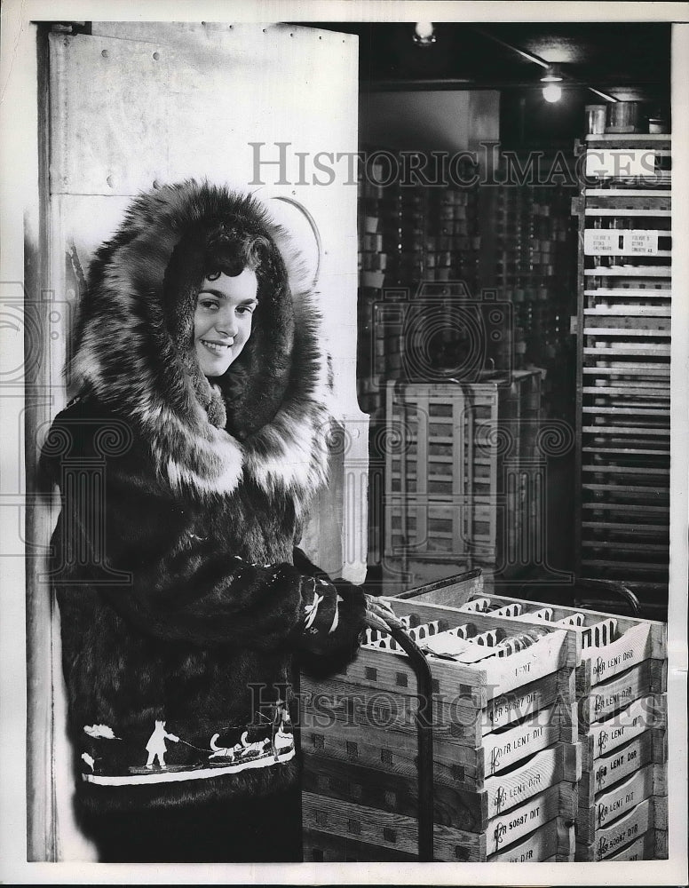 1959 Press Photo Patricia Mahan Prepared for Freezer Temperature at Plant - Historic Images