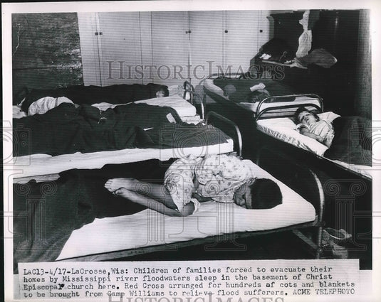 1951 Press Photo Children of Mississippi River Flood Families in LaCrosse, WI - Historic Images