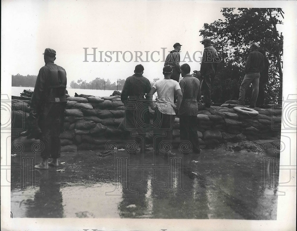 1947 St Louis, Mo. volunteers at flooding Mississippi River - Historic Images