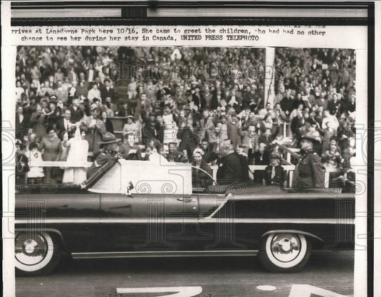 1957 Press Photo Lansdowne Park in Canada await the arrival of someone special - Historic Images