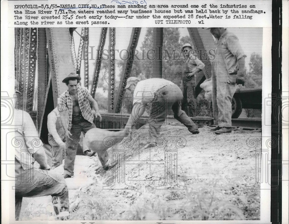 1958 Press Photo Men sandbag the Blue River in Kansas City, MO to stop flooding - Historic Images