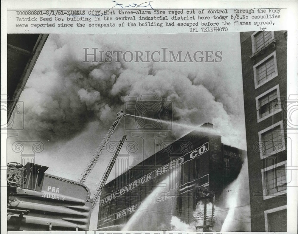 1961 Press Photo Fire at the Ruby Patrick Seed Co. Building in Kansas City. - Historic Images