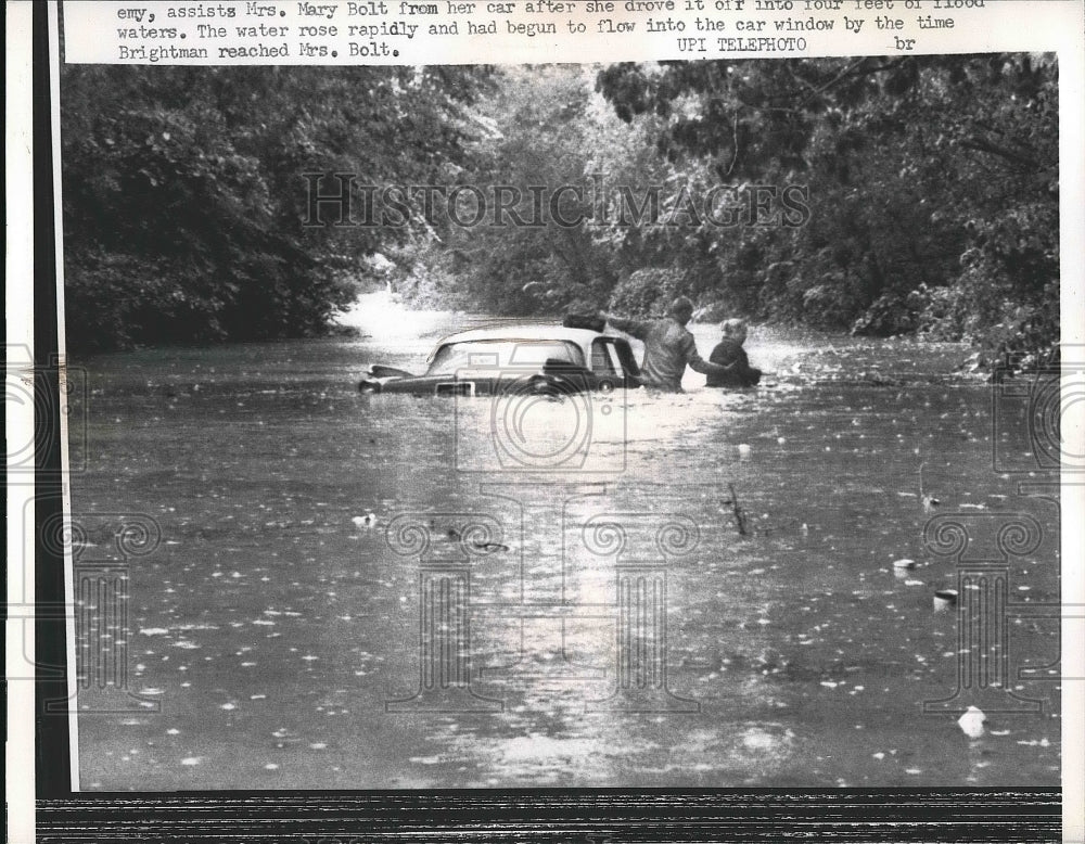 1961 Press Photo Car drowned in floods at Kansas City. - nea72296-Historic Images