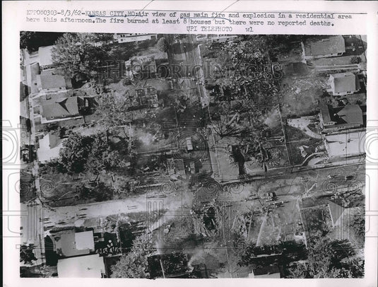 1962 Press Photo A gas main fire in Kansas City Missouri - nea72305 - Historic Images