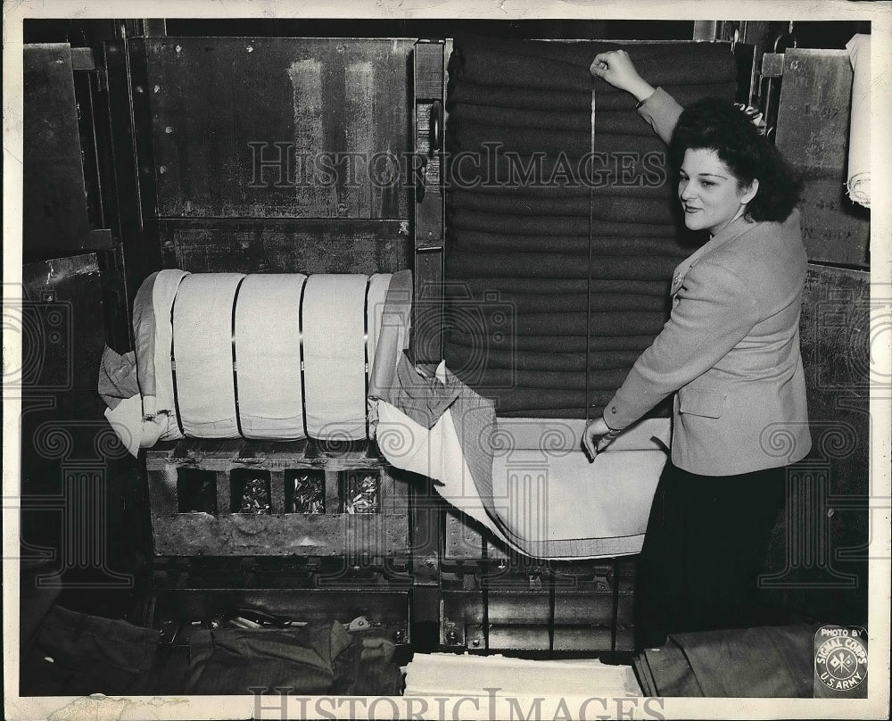 1944 Press Photo Miss Jannie Borghese mattress inspector - nea72317 - Historic Images