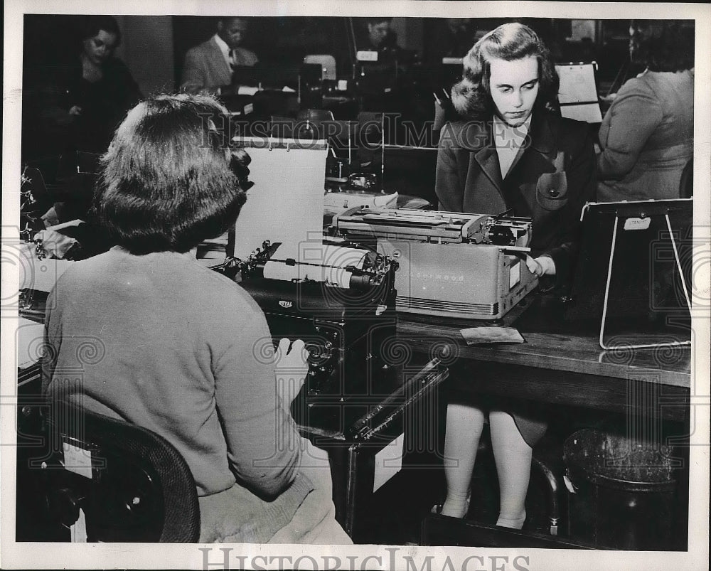 1951 Press Photo Joanne Barnes at the Pentagon records - nea72320 - Historic Images