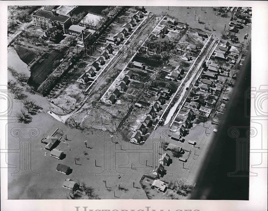 1950 Winnepeg Man Rapaging Red River flood  - Historic Images