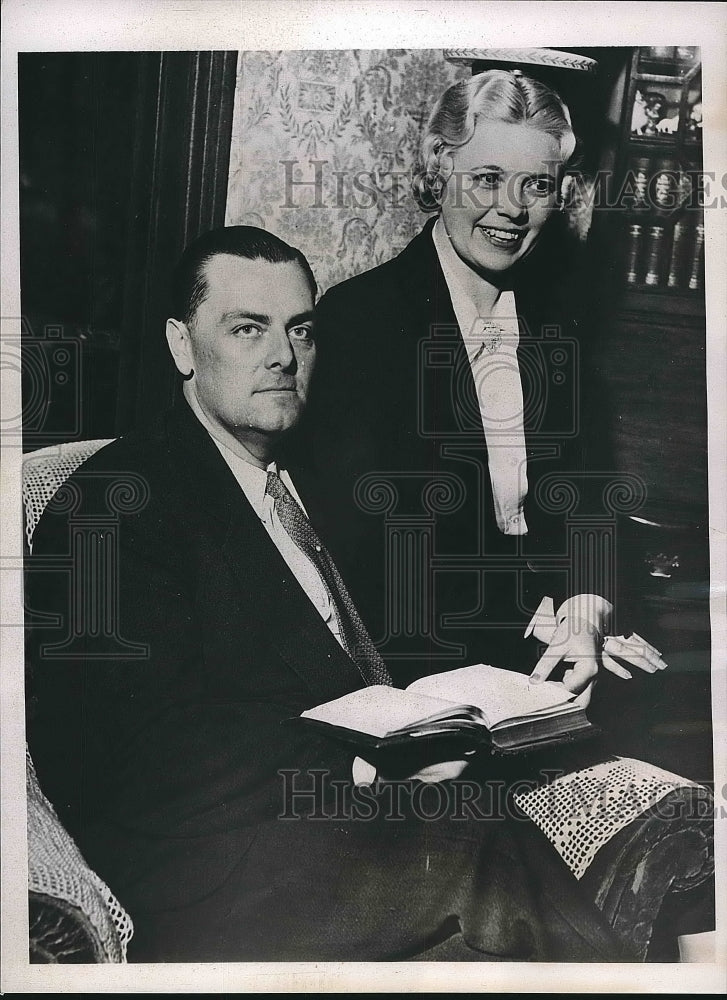 1937 Mr &amp; Mrs David Hutton at child custody court  - Historic Images