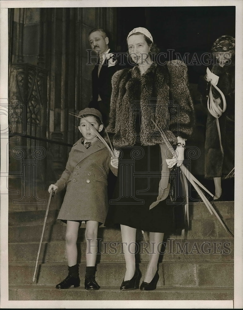 1939 Press Photo Mrs. Andrew Moreland and her son Andrew leaving church - Historic Images