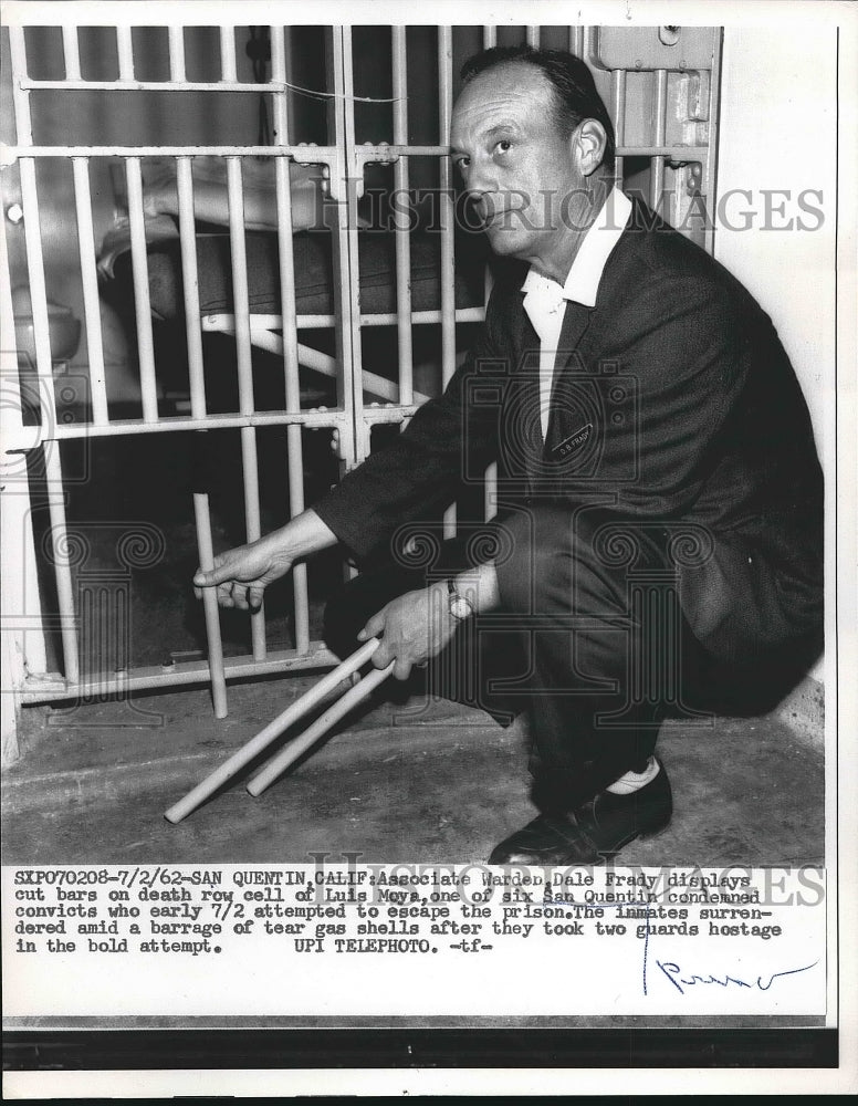 1962 Press Photo San Quentin, Calif. Warden Dale Frady at a cell - nea72442 - Historic Images