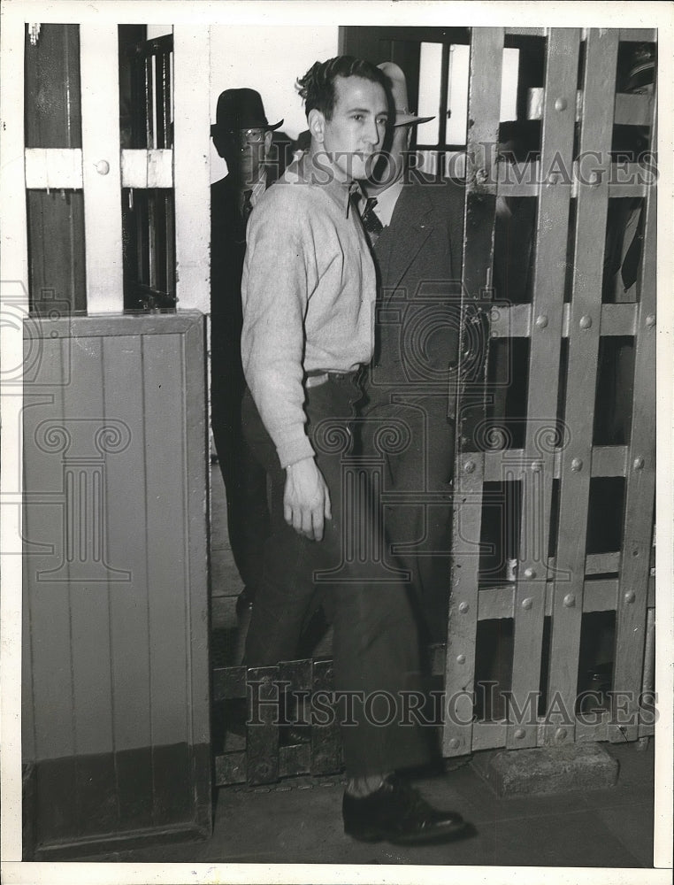 1943 Press Photo San Quentin, Calif, Florencio Alcalde enters prison - Historic Images