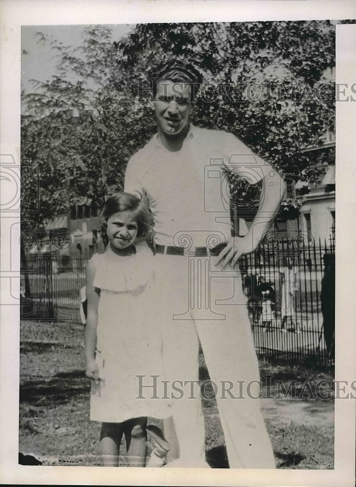 1937 John Maglione & daughter Mary age 9 before she was assaulted - Historic Images