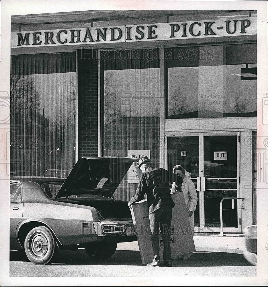 1970 Customers picking up merchandise from store  - Historic Images