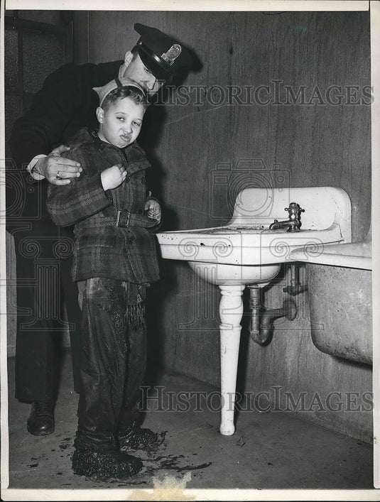 1948 Press Photo Policeman Frank Paris Cleans Mud From Billy Kidd, Chicago - Historic Images