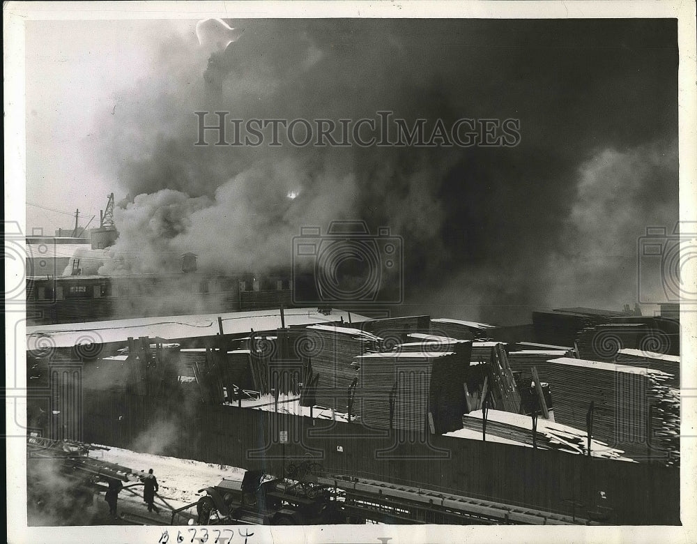 1943 Press Photo Fire at Palmer and Palmer lumber company - nea72592 - Historic Images