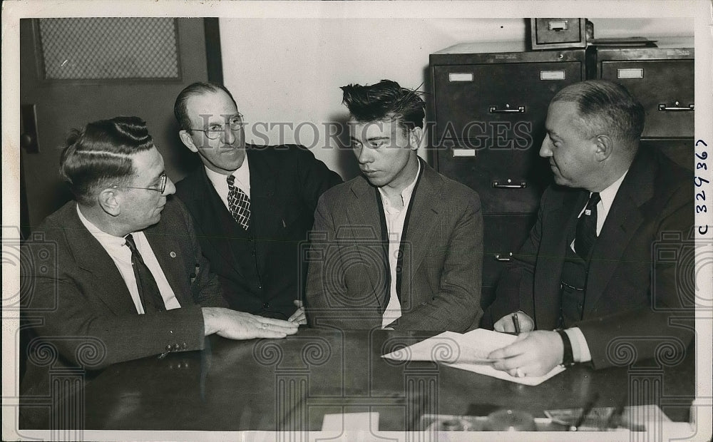 1935 Press Photo Police Question Alvin Norman Who Admitted Setting Fires - Historic Images