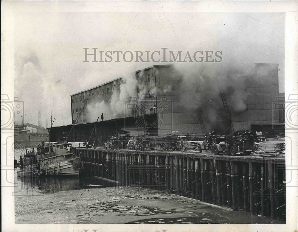 1946 Press Photo Fire Destroys Wool & Cotton Inside Dockside Warehouse - Historic Images