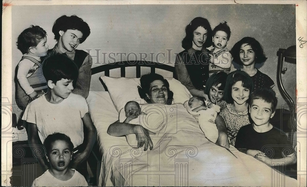 1950 Mr and Mrs Smith, parents of 3 sets of twins and 10 other kids - Historic Images