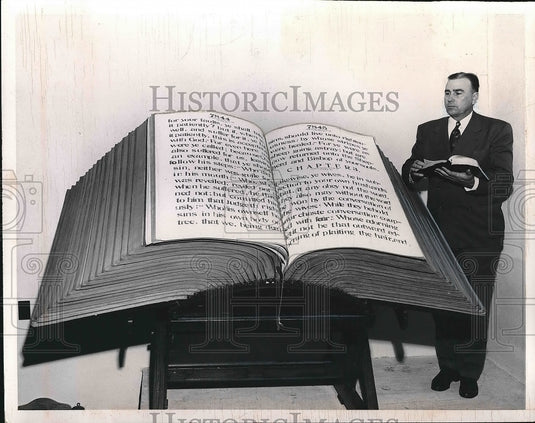 1947 Press Photo Minister J. Willard Morrow of the Rosen Heights church - Historic Images