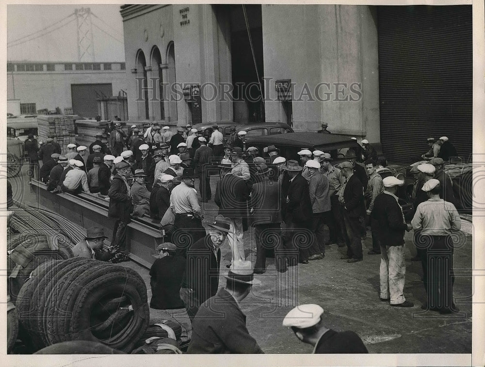 1936 Press Photo Crowds waiting on the dock for employment - Historic Images