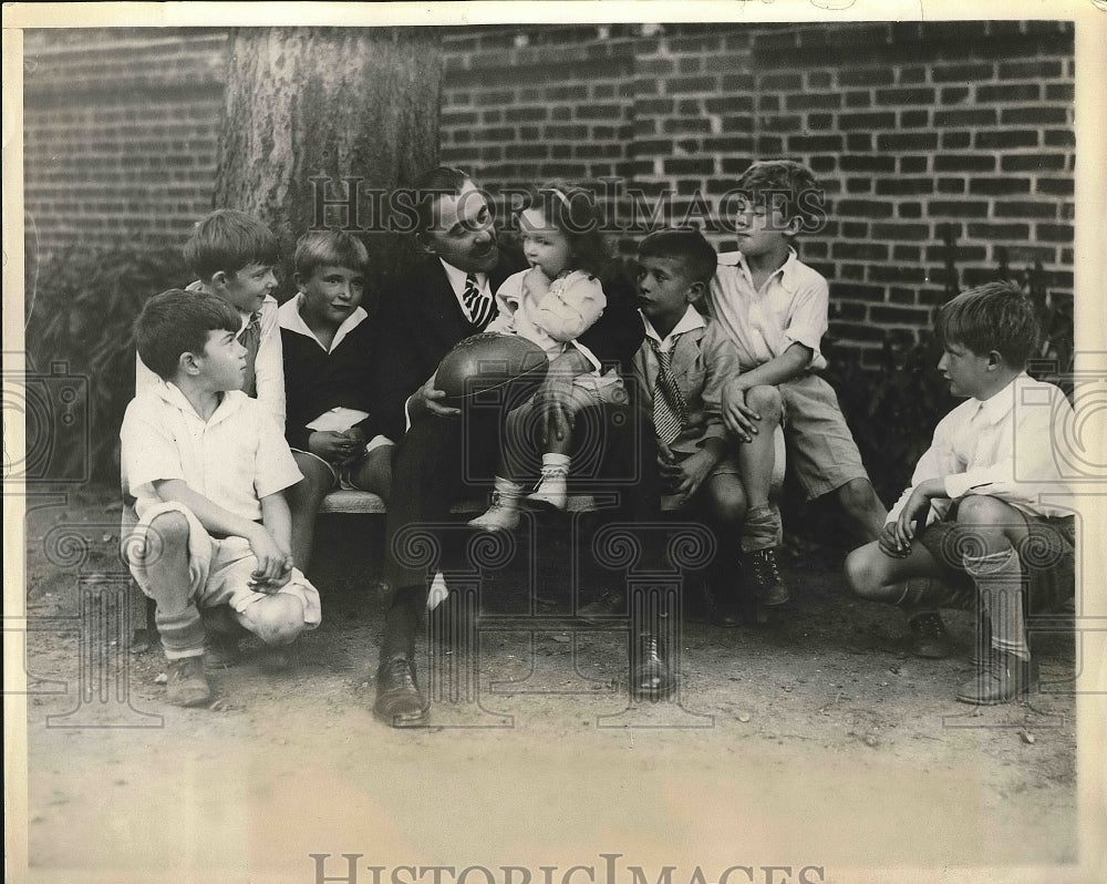 1930 Press Photo John Hemphill speaking with a group of kids - Historic Images