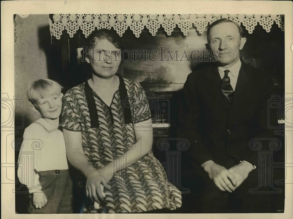 1925 Press Photo Mr. and Mrs. George Hartfelder with their child Henry - Historic Images