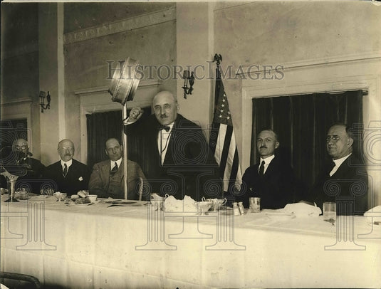 1922 Washington City Club, EJ Henning makes a radio address - Historic Images