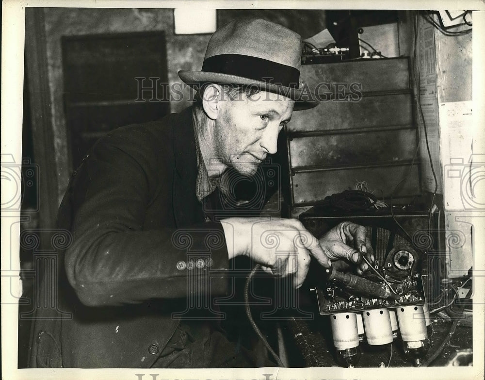 1937 Press Photo William Thompson a house keeper while at work - nea72752 - Historic Images