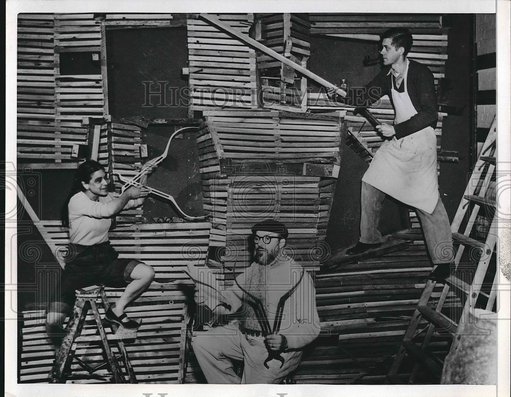 1954 Press Photo Milton Horn, Estelle Horn and Richard Miller constructing frame - Historic Images