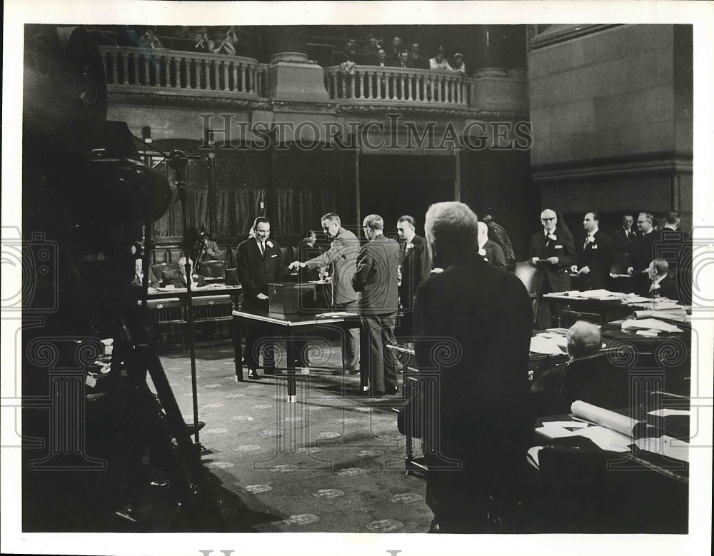 Press Photo CBS Press Photo for &quot;CBS Reports&quot; - nea72772 - Historic Images