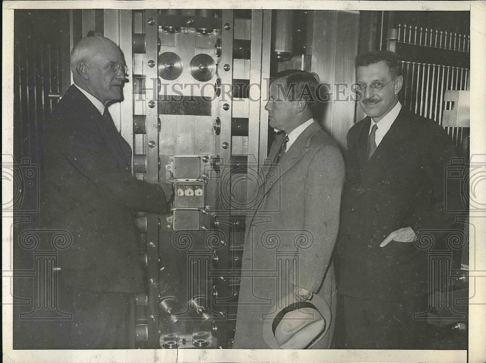 1932 Press Photo Bank employees standing outside a vault. - nea72776 - Historic Images