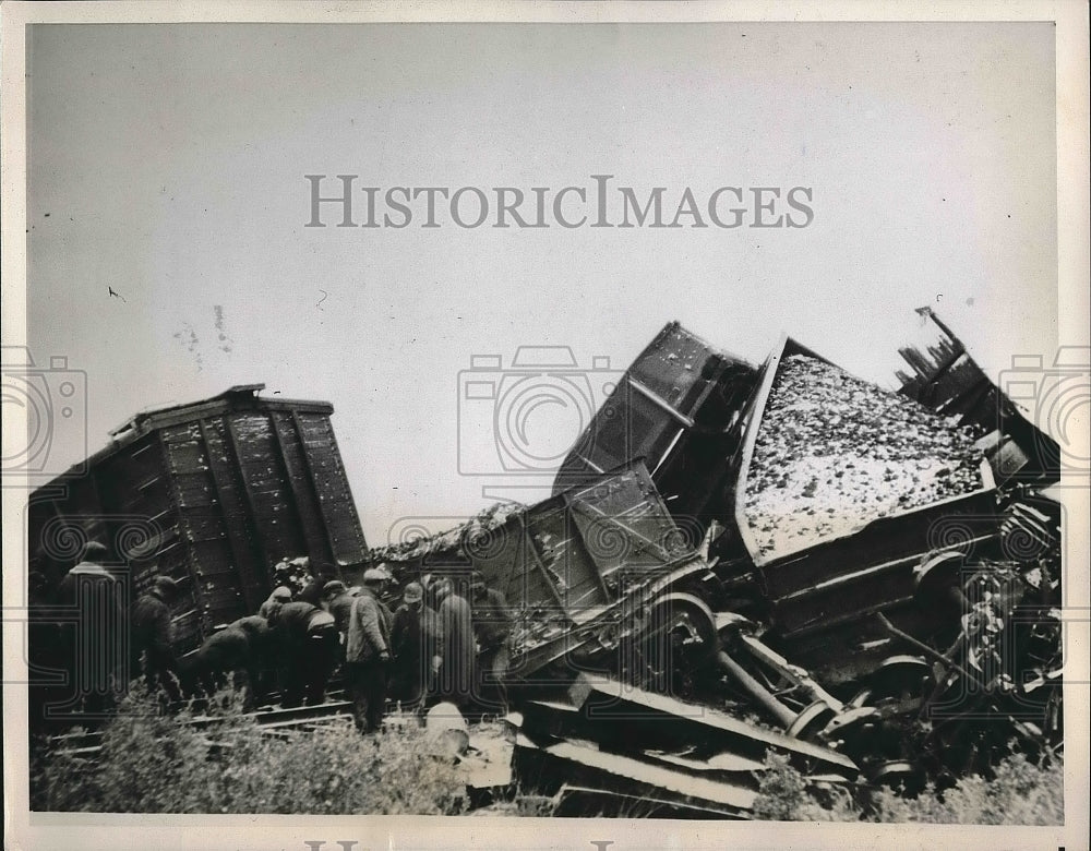 1938 Worth , Ill derailed train wreck scene  - Historic Images