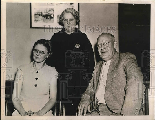 1936 Evelyn Smith with Lt. Otto Erlason and Mrs. Brown after arrest - Historic Images