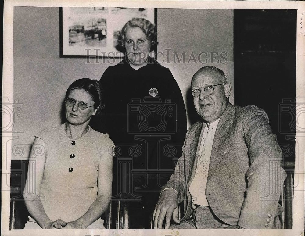 1935 Evelyn Smith, Lt. Otto Erlanson and Mrs Brown after arrest - Historic Images