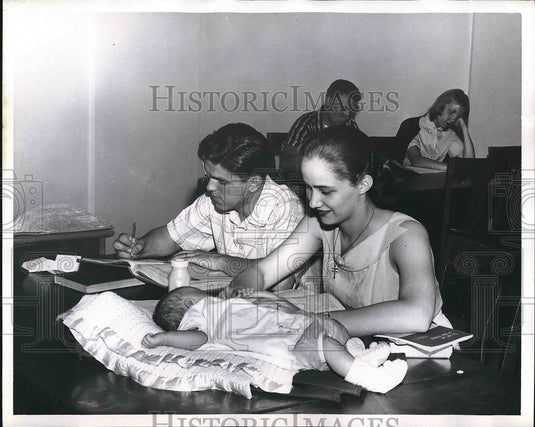1958 Press Photo Kent State University Student Clyde Hunt with Family in Library-Historic Images